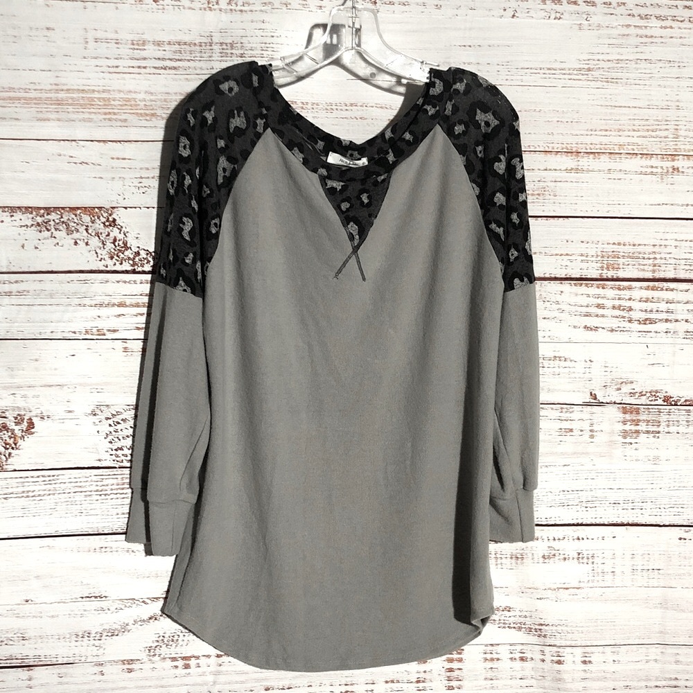 Alice & Me Women's Gray and Black Jersey Shirt size LG NWT PTP 19”